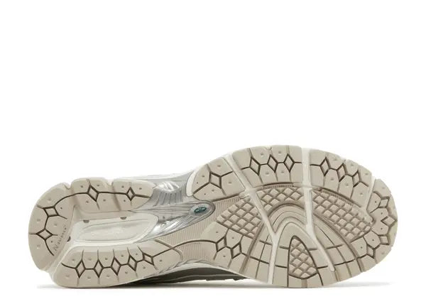 New Balance 1906R Silver Metallic Sea Salt Bottom