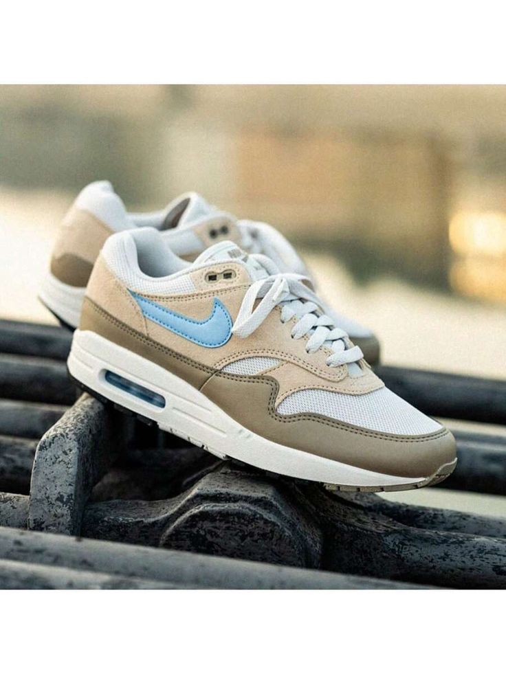 Nike Air Max 1 Essential Light Bone/Psychic Blue outfit