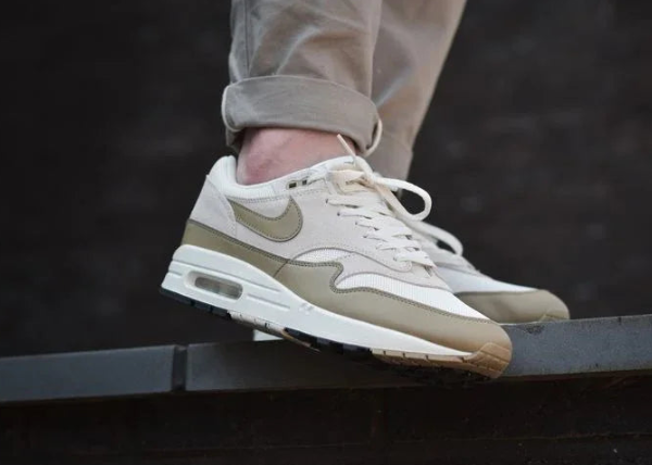 Nike Air Max 1 Essential Phantom Khaki Outfit