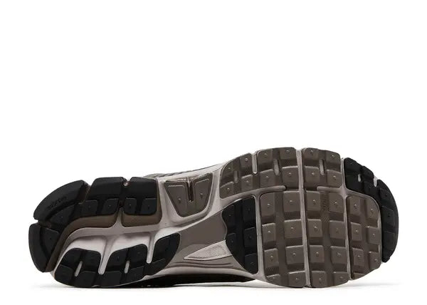 Nike Zoom Vomero 5 College Grey Cave Stone Bottom